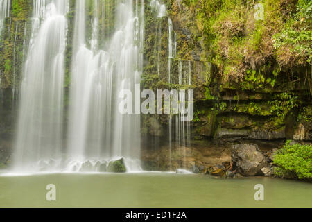 Una lunga esposizione closeup di Llanos de Cortés cascata e grotta nei pressi di Bagaces, Costa Rica Foto Stock