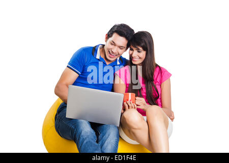 2 indian bella giovane laptop in chat Foto Stock