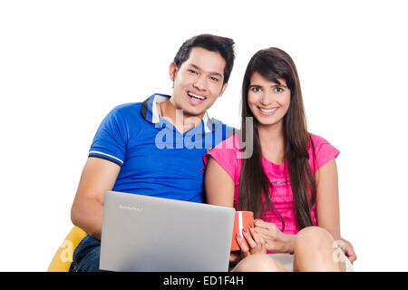 2 indian bella giovane laptop in chat Foto Stock