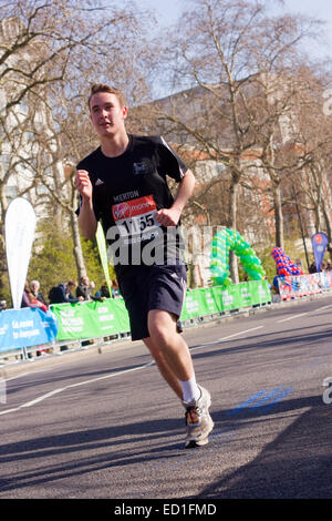 Londra - 13 aprile: i bambini non identificato - Maratona di Londra su Aprile 13th, 2013 a Londra, Inghilterra, Regno Unito. La maratona è un Foto Stock