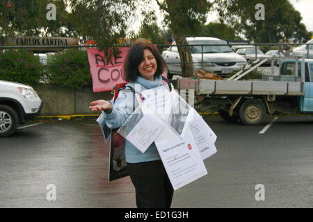 Karin Kaufmann, presidente di ADBG dimostra il suo costume info, promuovendo la protesta contro l'aumento elevato sviluppo in Boronia. Foto Stock