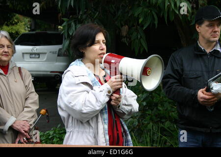 Boronia resident Karin Kaufmann, conduce vocal protestare contro alto/alta densità alloggiamento nel suo sobborgo. Foto Stock