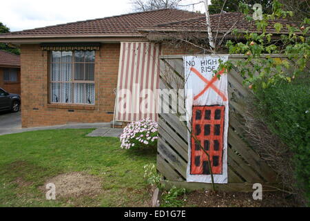 Segno di protesta/Banner residenti fuori casa, protestando contro un elevato aumento di sviluppo, Boronia Australia Foto Stock