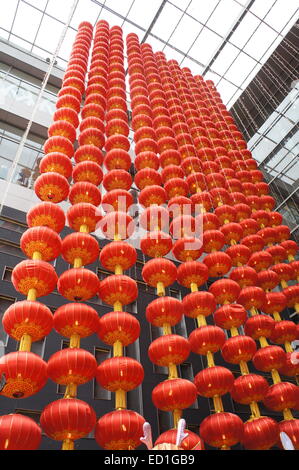 Carta rossa lanterne pendenti dal soffitto Foto Stock