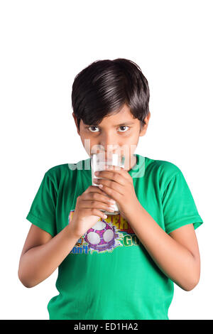 1 bambino indiano ragazzo bere latte Foto Stock