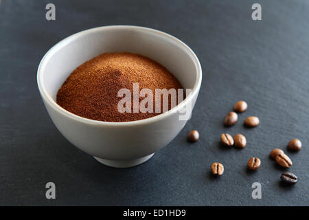 Il caffè macinato in ciotola su una lavagna, la caffeina Foto Stock