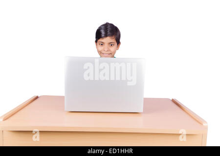 1 bambino indiano ragazzo studente di lavoro portatile Foto Stock