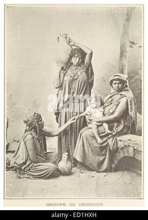Questa illustrazione del 1893 tratta da Tunisi presenta con beduini, tradizionali popoli nomadi della Penisola Araba e del Nord Africa. L'immagine probabilmente raffigura il loro stile di vita e i loro vestiti, riflettendo il patrimonio culturale delle tribù beduine. Foto Stock