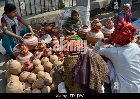 India Rajasthan, regione di Mewar, Bundi village, per la vendita di ceramiche in strada Foto Stock