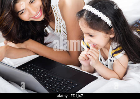 Indian madre con bambino appassionato di computer portatile Foto Stock