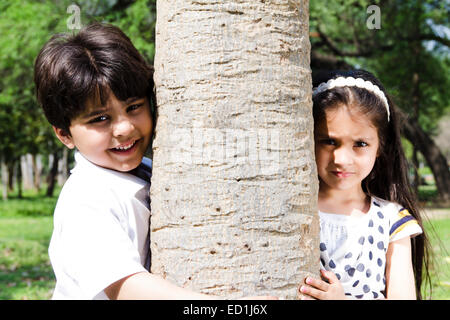 2 bambino indiano amico park godetevi Foto Stock