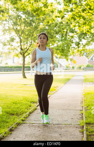 Montare la giovane donna jogging nel parco Foto Stock