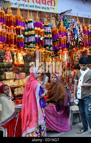 India Rajasthan, regione di Mewar, Bundi village, vendita portafortuna Foto Stock