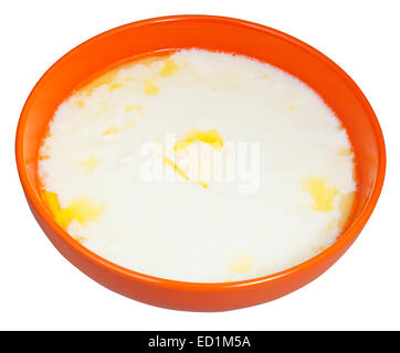 La semola calda porridge con burro di fusione in Orange Bowl isolati su sfondo bianco Foto Stock