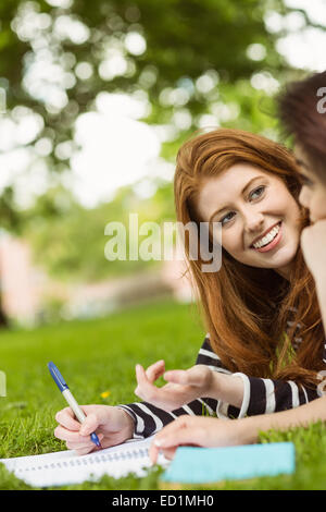 Rilassate le studentesse con libri in posizione di parcheggio Foto Stock