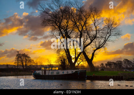 Rufford, Burscough, vicino a Preston, Lancashire, Regno Unito 24 dicembre, 2014. Regno Unito Meteo. Una fredda per iniziare la giornata con la casa galleggiante di residenti per il Leeds e Liverpool Canal, il più lungo Canal in Inghilterra settentrionale, il risveglio di una gloriosa sunrise dopo molto dopo la pioggia caduta nella notte. St Mary's Marina in Rufford ha posti di ormeggio per imbarcazioni di 100 fino a 60 piedi di lunghezza, accogliere sia stretto e a fascio largo barche e canal incrociatori. Foto Stock
