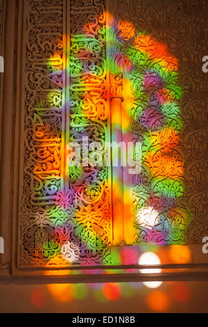 I dettagli. Calligraphy Stucco e lavoro di piastrelle, Bou Inania Medersa, del secolo XIV, Madrasa Bou Inania. Medina. Fez. Il Marocco. A nord di AFR Foto Stock