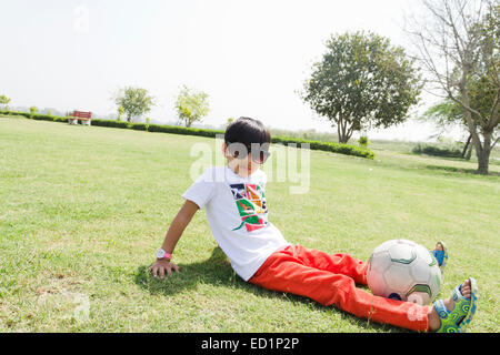 1 bambini indiani boy park a giocare il gioco del calcio Foto Stock