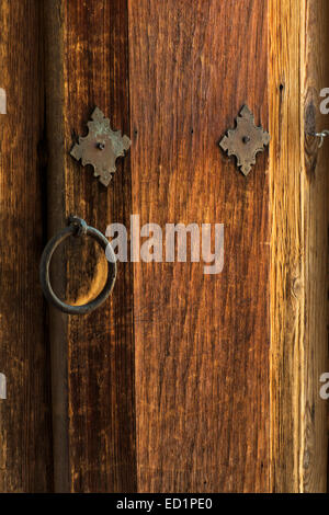 Dettaglio di metallo sulla porta di legno presso la missione di San Juan Capistrano, San Antonio, Texas, Stati Uniti d'America Foto Stock