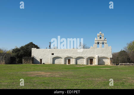 Il recentemente ristrutturato (2012) Chiesa presso la missione di San Juan Capistrano in San Antonio, Texas Foto Stock