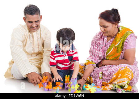 Indian genitori e nipote giocando toy Foto Stock