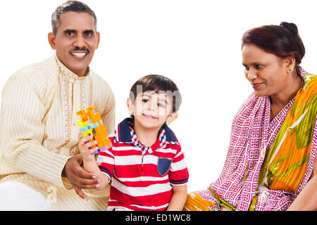 Indian genitori e nipote giocando toy Foto Stock