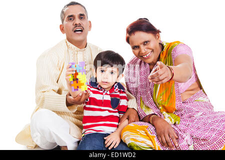 Indian genitori e nipote giocando toy Foto Stock