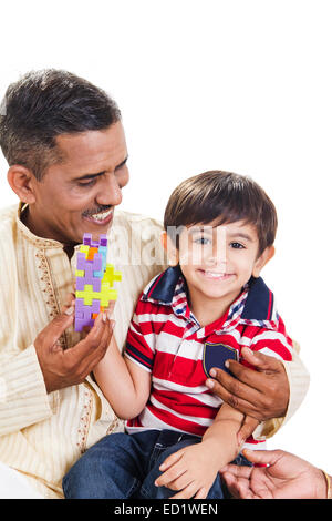 Nonno indiano e nipote giocando toy Foto Stock