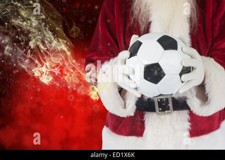 Immagine composita di santa detiene un classico football Foto Stock