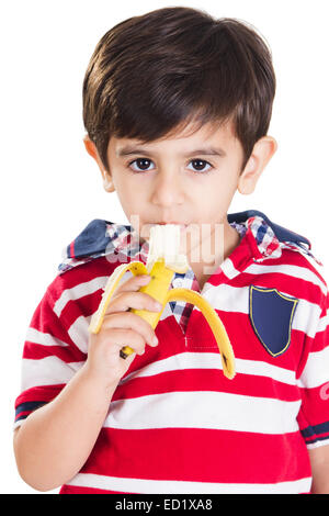 1 bambino indiano ragazzo mangiare la frutta Foto Stock