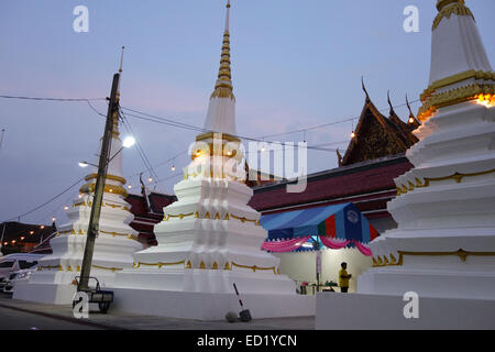 Pagode buddiste stupa di notte nel tempio buddista, Bangkok, Thailandia, Sud-est asiatico. Foto Stock