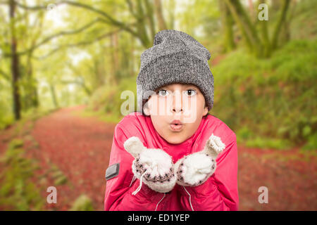 Immagine composita di avvolto bambina soffiare via le mani Foto Stock