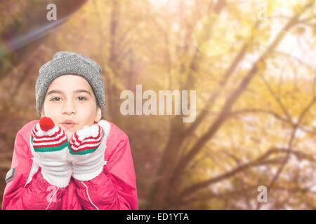 Immagine composita di avvolto bambina soffiare via le mani Foto Stock