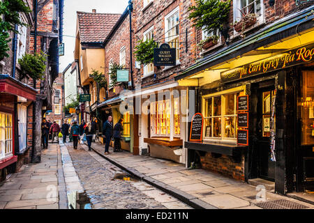 Il caos, la storica via medievale nel centro della città vecchia di York al crepuscolo. Foto Stock