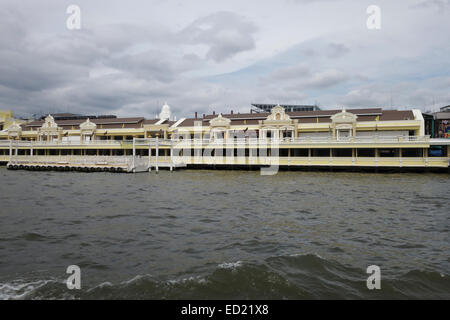 Il nuovo sviluppo di alloggiamento per il Pak Khlong Talat, Il Mercato dei Fiori,il fiume Chao Phraya, Bangkok, Thailandia, Sud-est asiatico. Foto Stock