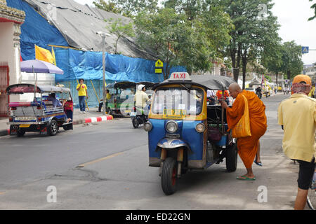 Tuk-tuk con monaco buddista passando in una strada a Bangkok, Thailandia, Sud-est asiatico. Foto Stock