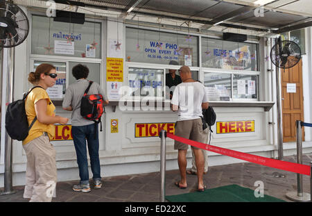 La vendita dei biglietti di ingresso al Wat Pho, tempio buddista in Phra Nakhon district, Bangkok, Thailandia. Sud-est asiatico Foto Stock