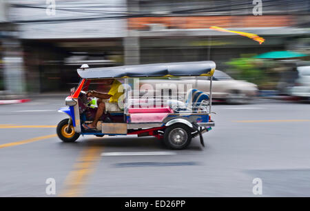 Tuk-tuk passando in una strada a Bangkok, Thailandia, Sud-est asiatico. Foto Stock