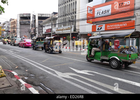 Tuk-tuks passando in una strada a Bangkok, Thailandia, Sud-est asiatico. Foto Stock