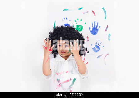 1 bambino indiano boy muro dipinto a colori Foto Stock