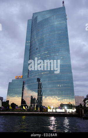 CAT telecom edificio torre. Il fiume Chao Phraya. Bangkok, Tailandia. Asia. Foto Stock