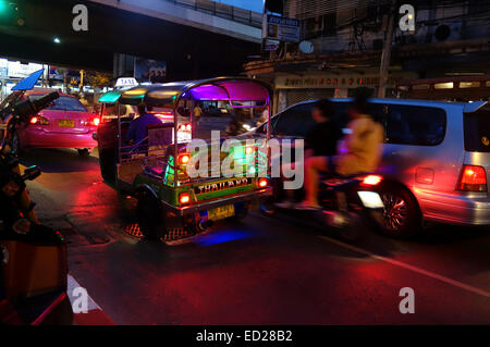 Il traffico di notte a Bangkok, Thailandia, Sud-est asiatico. Foto Stock