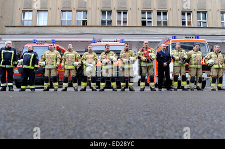 (FILE) - Un archivio foto datata 23 febbraio 2012 Mostra Berlino vigili del fuoco osservando un minuto di silenzio in Berlino, Germania. Foto: Maurizio Gambarini/dpa Foto Stock