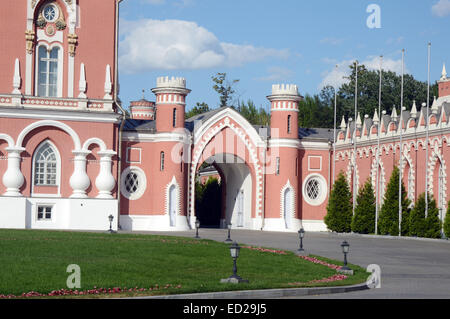 Il Petrovsky Palace i cancelli le torri Luglio Foto Stock