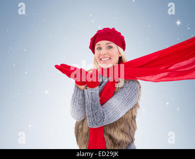 Bionda in inverno abiti bacio di soffiatura Foto Stock