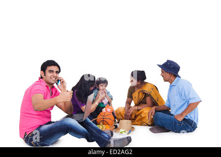 Giunto indiano famiglia Picnic di gruppo Foto Stock