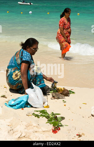 Maurizio, Flic en Flac, Ganga Snan (Asnan) Indù, festival, donne Indù rendendo puja sulla spiaggia Foto Stock