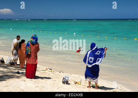 Maurizio, Flic en Flac, Ganga Snan (Asnan) Indù, festival, gli indù rendendo puja a bordo d'acqua Foto Stock