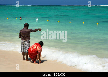 Maurizio, Flic en Flac, Ganga Snan (Asnan) Indù, festival indù, giovane rendendo puja a bordo d'acqua Foto Stock