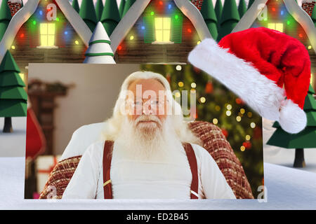 Immagine composita di felice santa senza la sua giacca Foto Stock